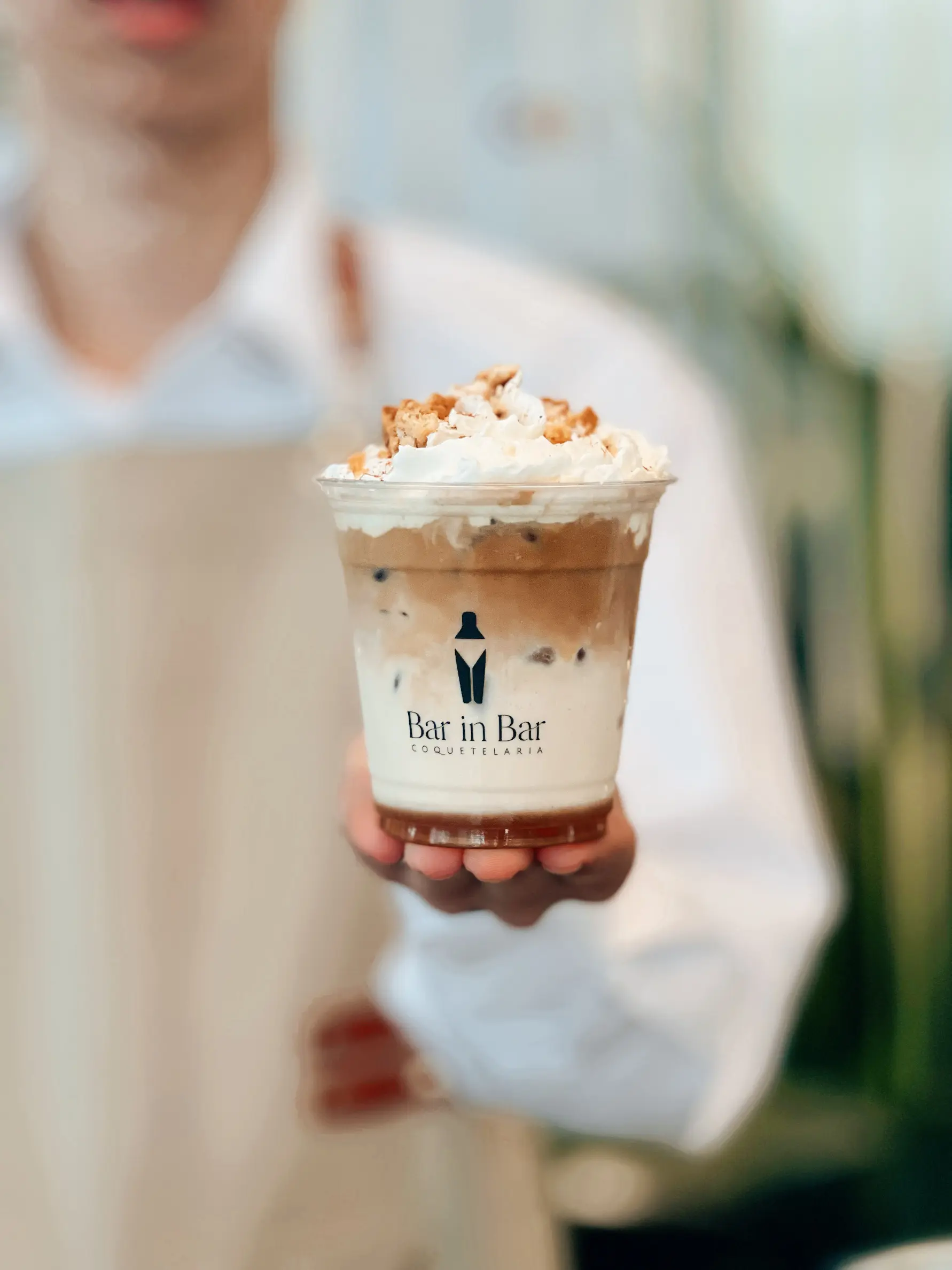Bebida gelada em copo personalizado Bar in Bar, com chantilly por cima