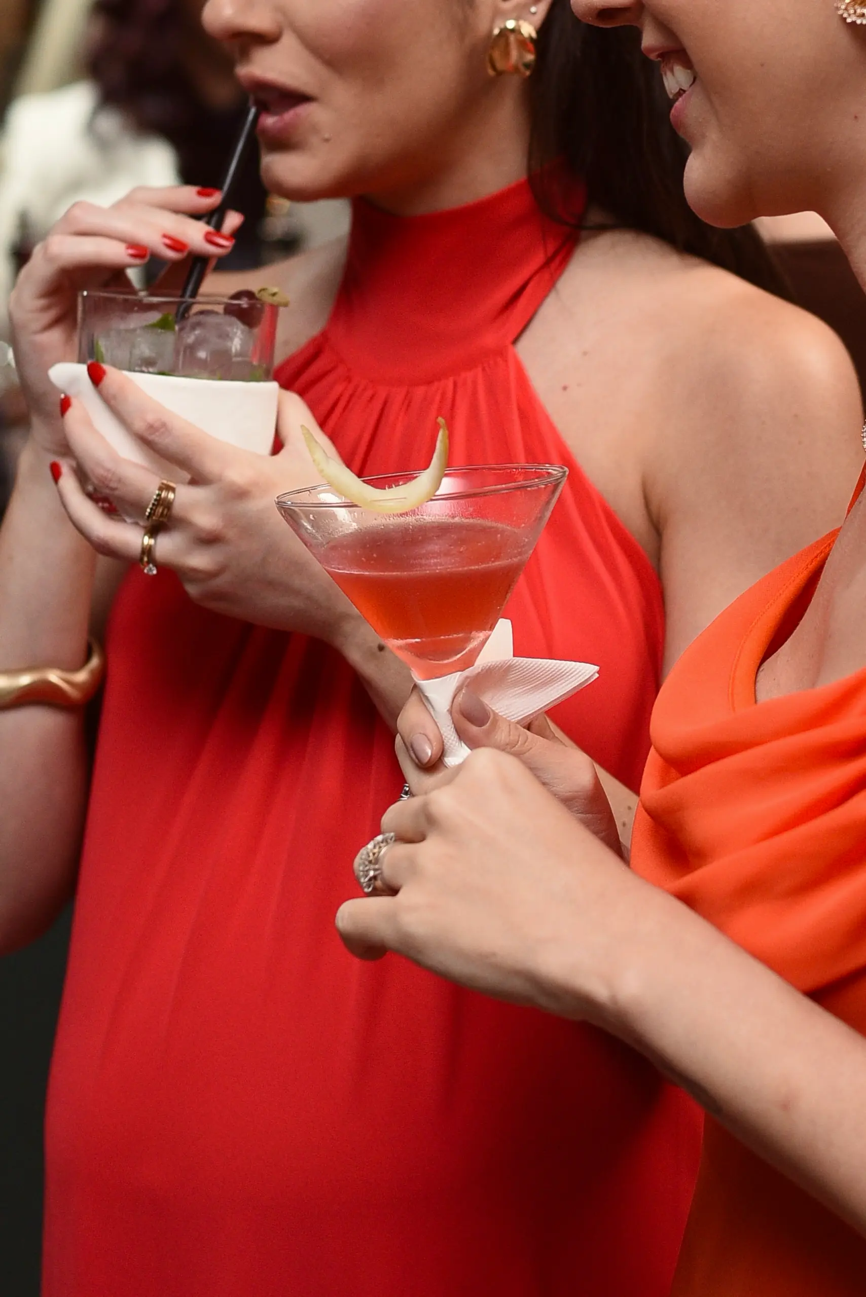 Convidadas brindando com drinks no bar durante evento do Bar in Bar
