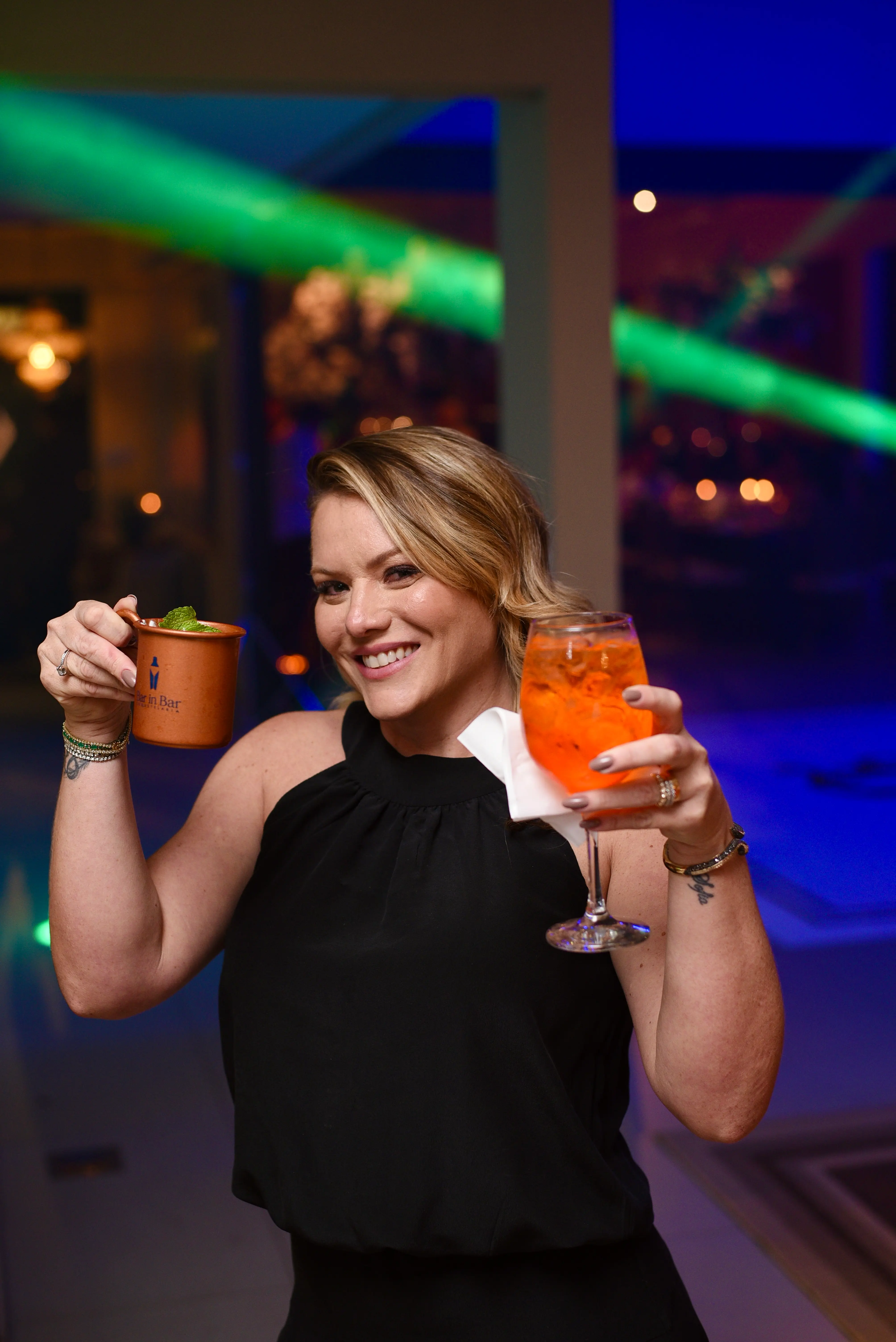 Bartender do Bar in Bar servindo um Aperol Spritz em evento